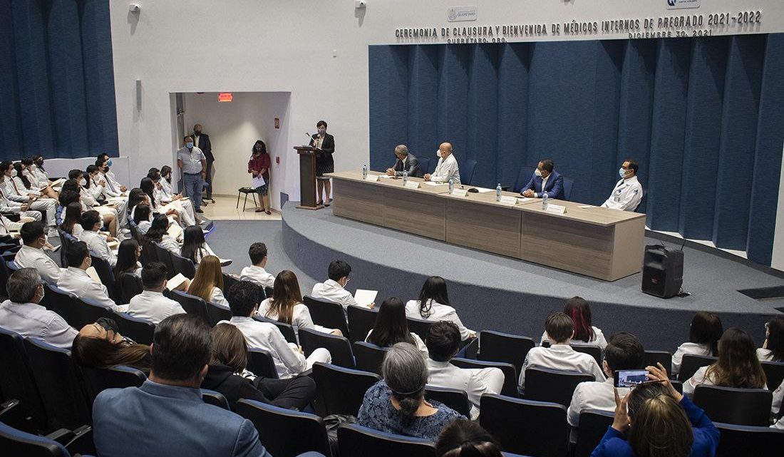 La secretaria de Salud del estado de Querétaro, María Martina Pérez Rendón, presidió la ceremonia de Clausura y Bienvenida de Médicos Internos de Pregrado del Hospital General de Querétaro