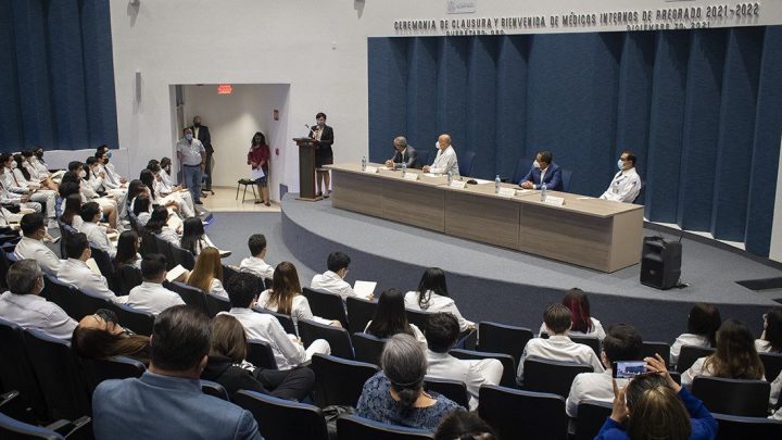 La secretaria de Salud del estado de Querétaro, María Martina Pérez Rendón, presidió la ceremonia de Clausura y Bienvenida de Médicos Internos de Pregrado del Hospital General de Querétaro