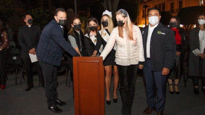 El gobernador del estado, Mauricio Kuri González, en compañía de la presidenta del Patronato del Sistema Estatal DIF, Car Herrera de Kuri.
