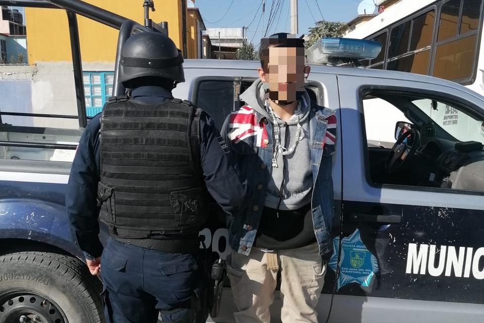 -Manipulaba motocicleta y traía consigo una réplica de arma-