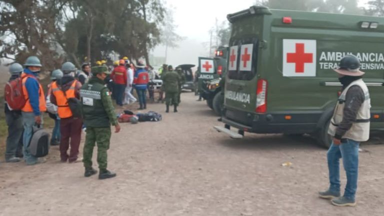 Trabajadores caen del vehículo tipo grúa en el que se trasladaban en el Estado de México