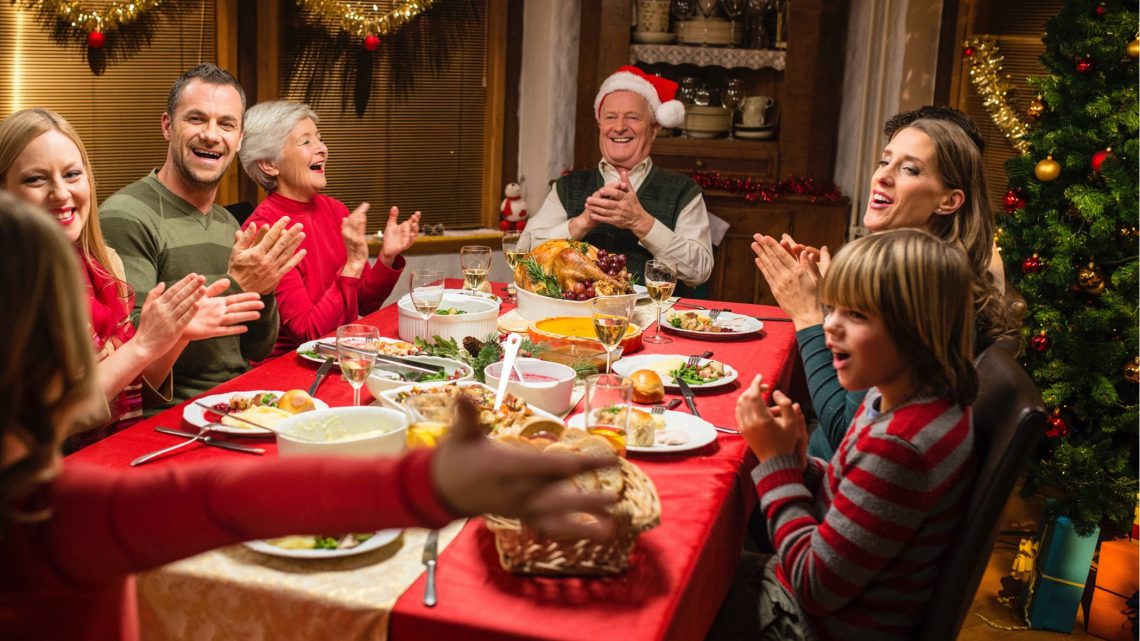 Para muchos las fiestas de fin de año es un momento especial para reunirse con la familia y preparar el menú navideño es parte de la tradición. Pero ¿por qué comemos lo que comemos en Navidad en América Latina? Se lo preguntamos a los lectores de BBC Mundo y a historiadores