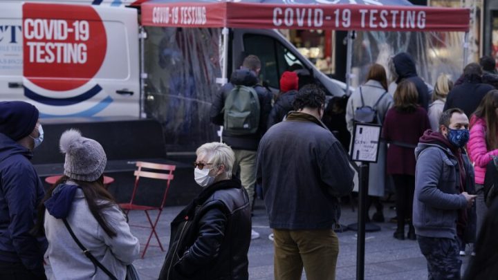 “En una o dos semanas tendremos nuestros hospitales muy llenos de gente porque hay muchas personas en este país que pueden recibir la vacuna y no lo han hecho”, dijo el experto estadounidense