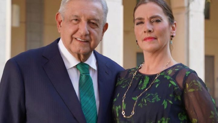 “Estamos seguros de que este virus se irá pronto de casa”, fue parte de que lo que compartió la esposa de AMLO en su cuenta de Facebook