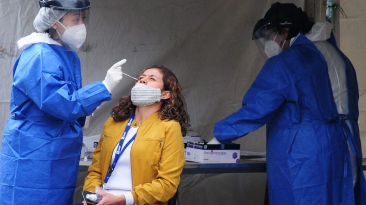 Gatell subraya que a nivel mundial hay escasez de pruebas para COVID, por lo que aconseja aislarse en casa si se sospecha algún contagio