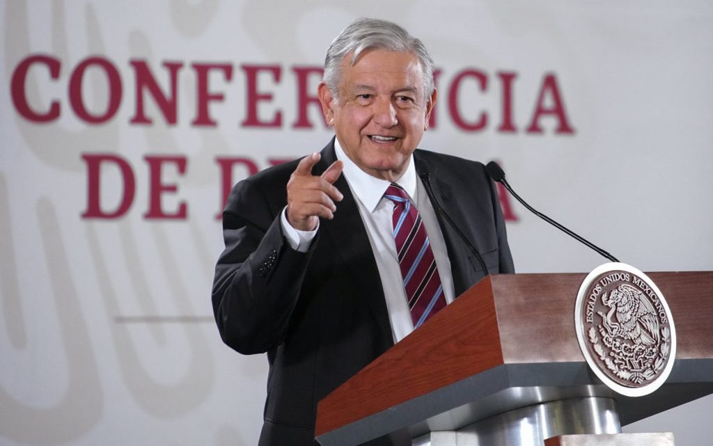 El Presidente dijo que pedirá  al Servicio de Administración Tributaria que verifique los supuestos ingresos del comunicador, que le resultan excesivos