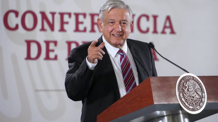 El Presidente dijo que pedirá  al Servicio de Administración Tributaria que verifique los supuestos ingresos del comunicador, que le resultan excesivos