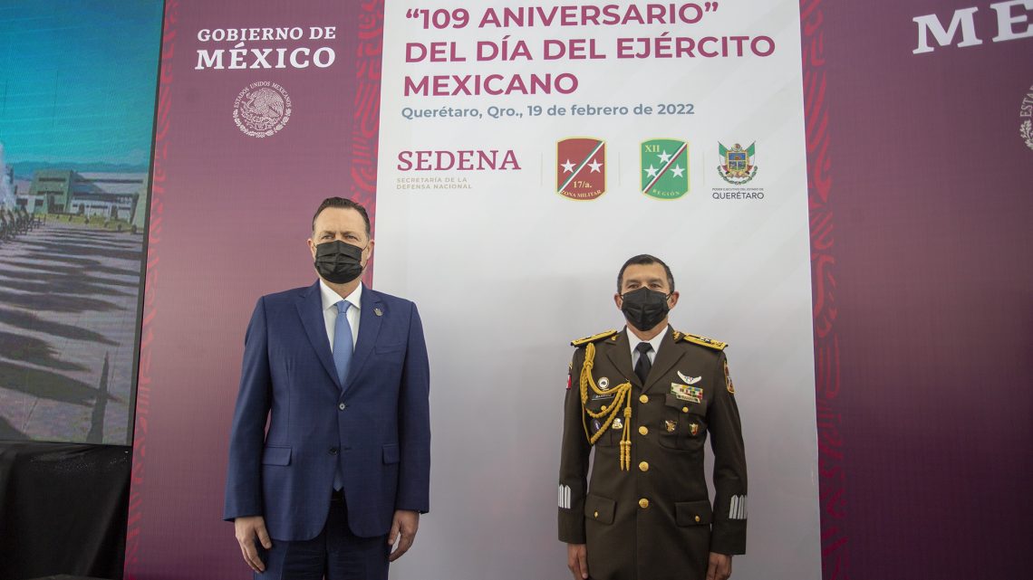 Durante la conmemoración del Día del Ejército, el gobernador del estado, Mauricio Kuri González, reconoció a los elementos de las Fuerzas Armadas.