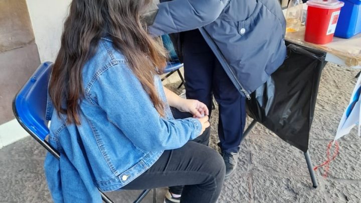 La Secretaría de Salud del estado de Querétaro (SESA), informa que en la temporada de frío aumenta el riesgo de presentar infecciones respiratorias agudas.
