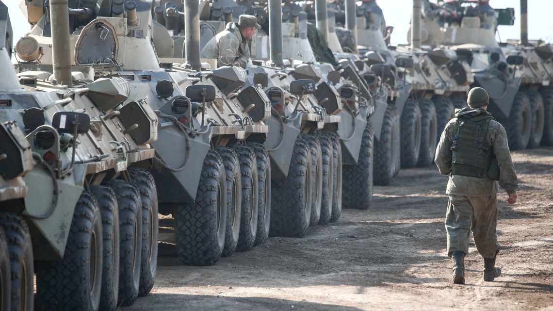 Alerta que Moscú está llevando una “amplia gama de modernas capacidades militares” en su país vecino, con el que tiene previstas unas maniobras militares conjuntas este mes