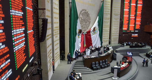 Los legisladores Ariel Juárez, de Morena, y Daniel Santos, del PAN, protagonizaron una trifulca en plena sesión del Congreso local