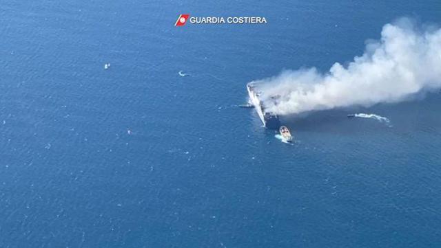 Once personas están desaparecidas y dos continúan atrapadas tras el incendio ocurrido la madrugada del viernes en un ferry