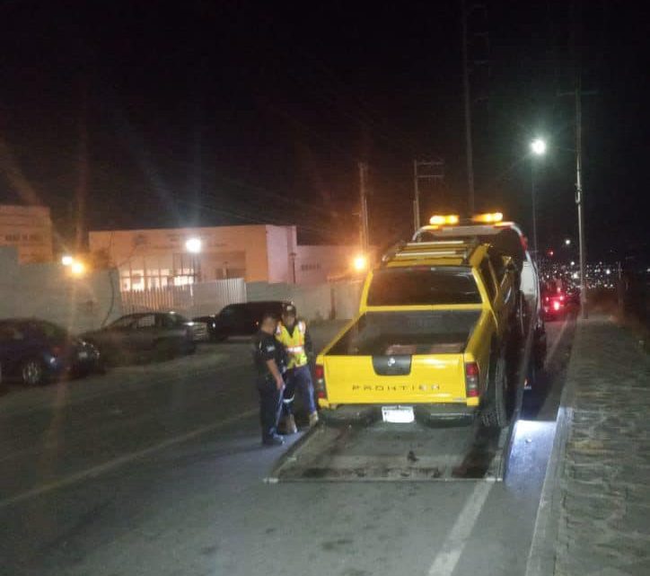 En recorridos de vigilancia, oficiales de la policía queretana de SJR, recuperaron una camioneta que contaba con reporte de robo con fecha 5 de febrero de 2022 en el estado de Michoacán.