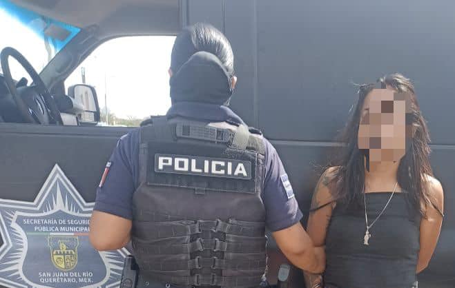En recorrido de sobrevigilancia en la zona oriente, la policía queretana de SJR aseguró a una pareja de jóvenes sobre avenida Luis Donaldo Colosio.