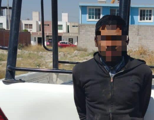 Sobre recorrido de vigilancia en calle Mezquite, Misión de Santa Cruz, oficiales de policía detectaron a una persona, del sexo masculino.