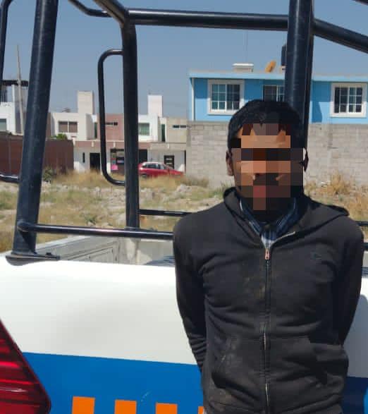 Sobre recorrido de vigilancia en calle Mezquite, Misión de Santa Cruz, oficiales de policía detectaron a una persona, del sexo masculino.