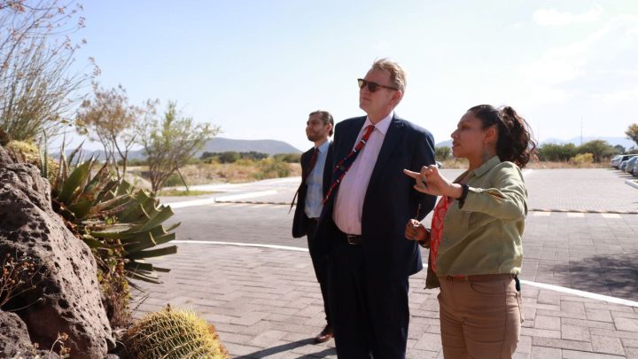 El embajador de Canadá en México, Excelentísimo Sr. Graeme C. Clark.