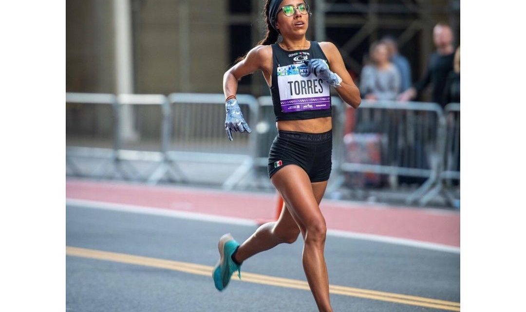 La fondista queretana, Daniela Torres Huerta, participó este fin de semana en el Medio Maratón de Nueva York, evento en el que logró un debut histórico al cruzar la meta en la decimosexta posición.