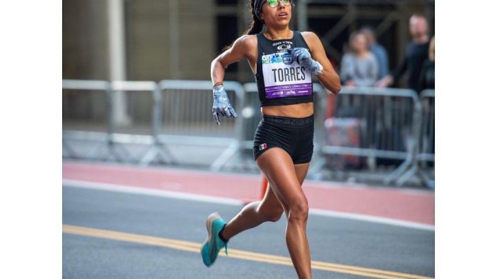 La fondista queretana, Daniela Torres Huerta, participó este fin de semana en el Medio Maratón de Nueva York, evento en el que logró un debut histórico al cruzar la meta en la decimosexta posición.