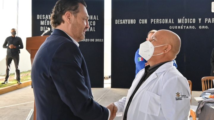 El gobernador del estado, Mauricio Kuri González, reconoció al personal médico y paramédico del Hospital General, del Seguro Social y del Centro Regulador de Urgencias Médicas (CRUM).