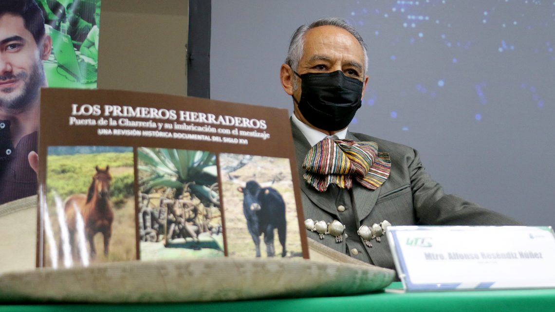 La Universidad Tecnológica de Corregidora (UTC) fue sede de la presentación del libro: “Los Primeros Herraderos: Puerta de la charrería y su imbricación con el mestizaje”