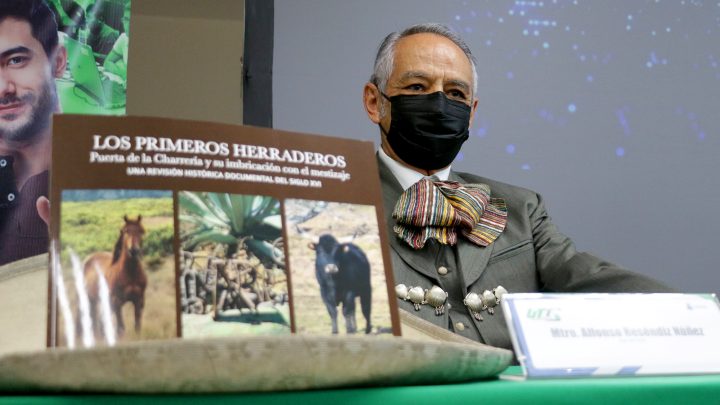 La Universidad Tecnológica de Corregidora (UTC) fue sede de la presentación del libro: “Los Primeros Herraderos: Puerta de la charrería y su imbricación con el mestizaje”