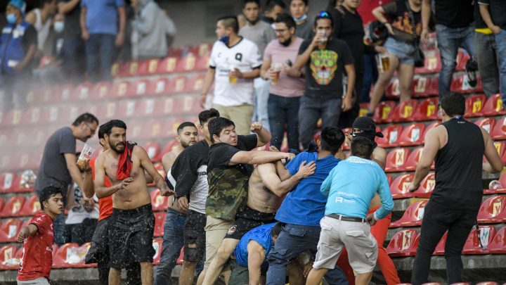 A raíz de los hechos registrados la tarde de este sábado en el estadio Corregidora, la Coordinación Estatal de Protección Civil informó que hasta el momento no se tiene reporte de personas fallecidas.