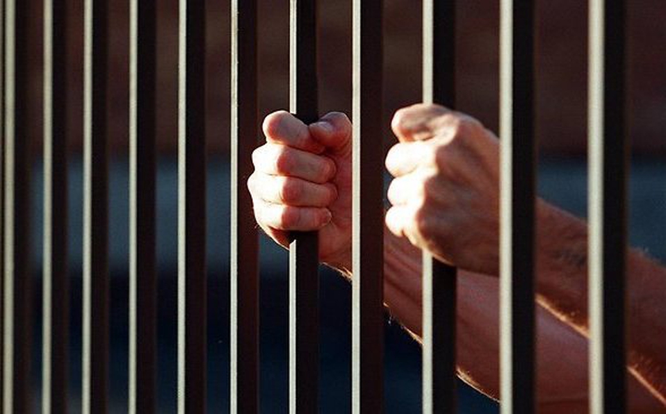Los dos detenidos les aseguraron narcóticos, cartuchos de diferentes calibres, fornituras, cargadores abastecidos y cuatro armas de fuego largas