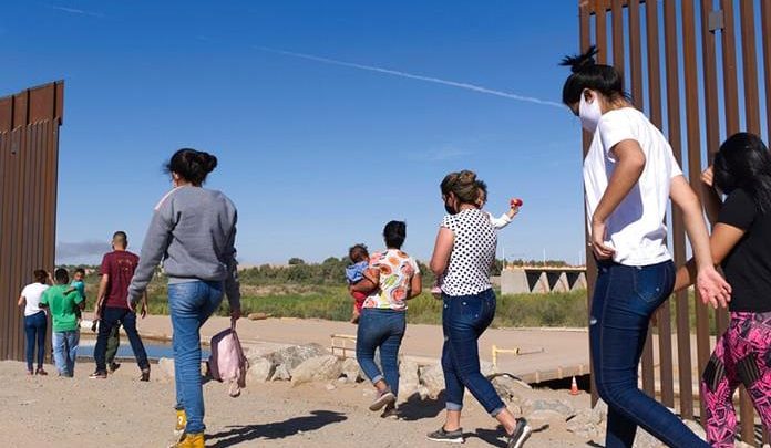 El polémico Título 42 de expulsión expedita de inmigrantes solicitantes de asilo en la frontera con México vence hoy
