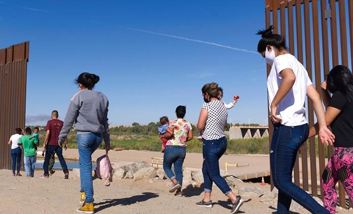 El polémico Título 42 de expulsión expedita de inmigrantes solicitantes de asilo en la frontera con México vence hoy