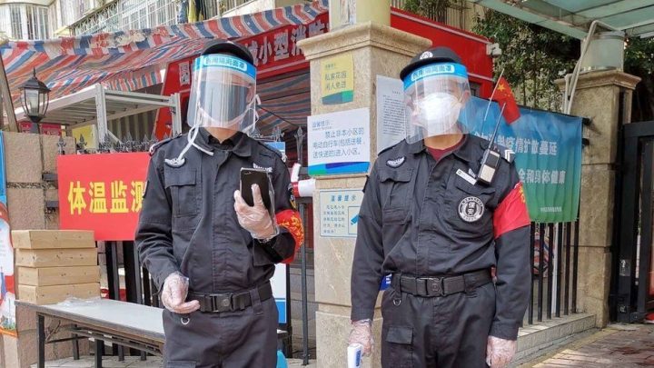 Vuelve a echar mano de los estrictos confinamientos y pruebas masivas para atajar el peor repunte de casos desde la primera ola de la pandemia