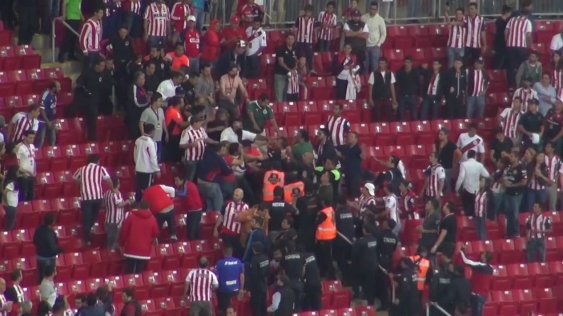 Luego de causar pleitos en el Estadio Jalisco en el Clásico de Atlas vs Chivas, ocho personas fueron detenidas y pagaron 20 mil pesos para salir libres