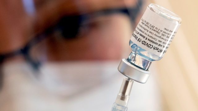 Advierten sobre una nueva ola de la pandemia, por lo que permitirán una dosis más de las vacunas de Pfizer-BioNTech o Moderna para estos grupos