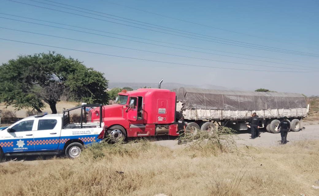 Policías Municipales de SJR, recuperaron un tráiler que había sido robado en Carretera 57 Querétaro-México y aseguraron a un presunto responsable.