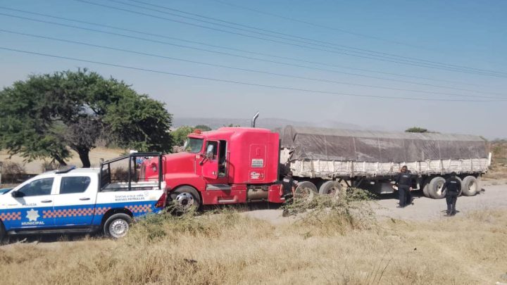 Policías Municipales de SJR, recuperaron un tráiler que había sido robado en Carretera 57 Querétaro-México y aseguraron a un presunto responsable.
