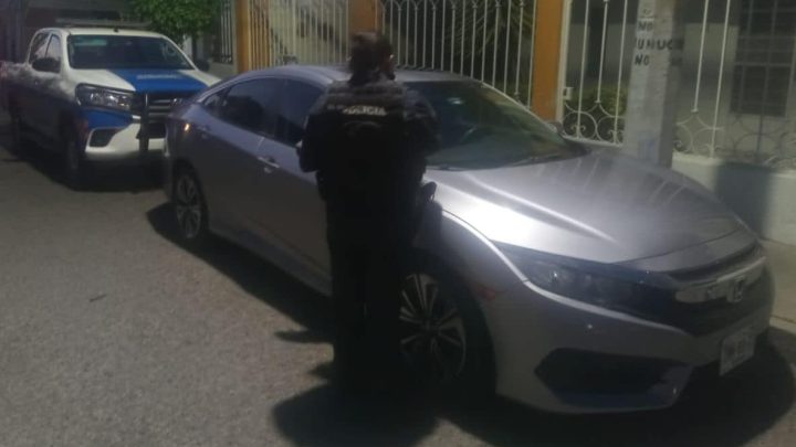 Se trata de un automóvil marca Honda, Civic, en color gris, con placas de circulación para el Estado de Oaxaca, sin engomados.