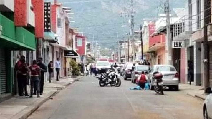 El cuerpo de Ricardo Alberto Esparza quedó a un costado de un vehículo particular estacionado cerca de su notaría