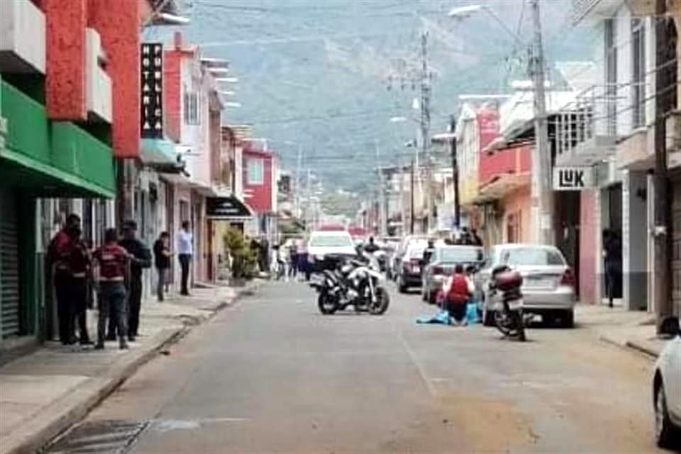 El cuerpo de Ricardo Alberto Esparza quedó a un costado de un vehículo particular estacionado cerca de su notaría