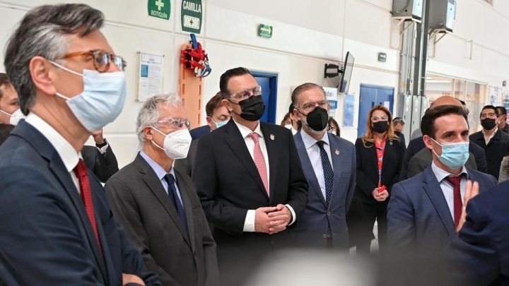 El gobernador, Mauricio Kuri González, acompañado por el ministro de Transportes de Francia, Sr. Jean-Baptiste Djebbari y el embajador de Francia en México.