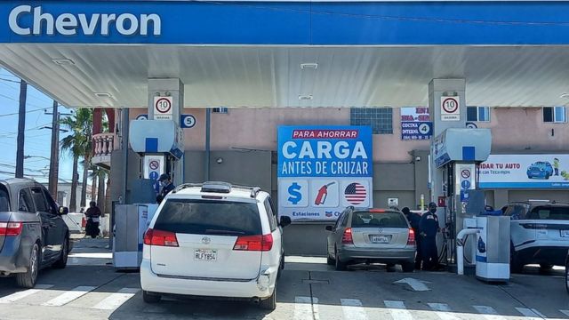Mientras en California el precio del combustible rompe récords nacionales, son cada vez más los que deciden ir a llenar el depósito de sus autos al otro lado de la frontera. Pueden llegar a ahorrarse hasta US$60