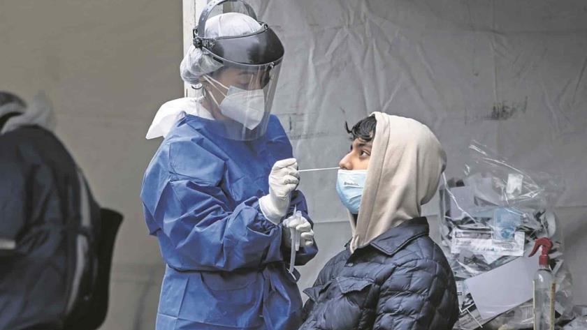 Expertos tratan de establecer si la variante es más contagiosa o provoca síntomas más graves que otras de COVID-19