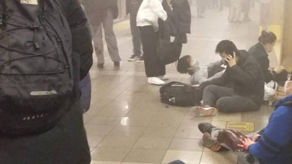 En el lugar hay personas atendiendo a pasajeros tirados en el piso de la estación