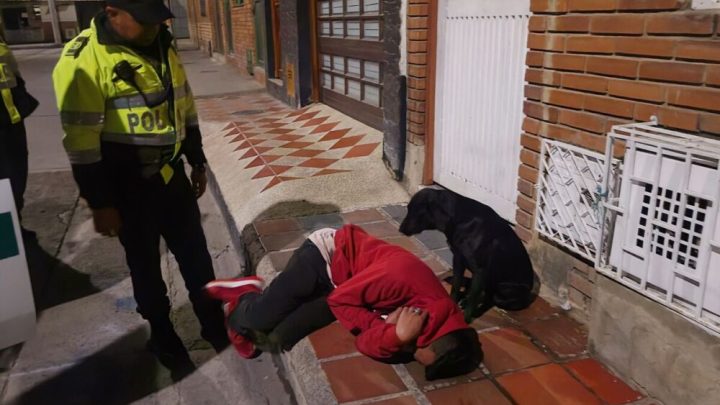 Un policía de Colombia comparte una escena de su trabajo que da muestra de la lealtad canina para con los humanos