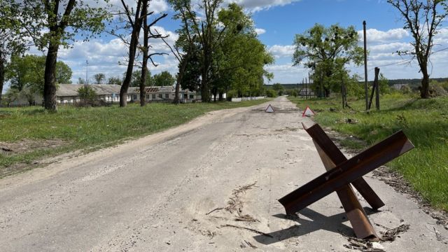 En las afueras de la capital ucraniana se han estado hallando los restos de soldados rusos muertos y aparentemente abandonados por su ejército, tras el fallido intento de tomar Kiev