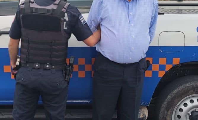 Tras haber ofrecido dinero en efectivo a Policías Municipales de San Juan del Río, una persona del sexo masculino, fue detenida por personal de la Secretaría de Seguridad Pública Municipal (SSPM).