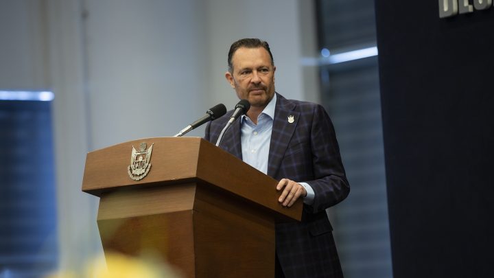 Las y los docentes queretanos son parte central del desarrollo y la evolución de Querétaro, destacó el gobernador, Mauricio Kuri González, en el marco de la entrega del Premio Estatal al Desempeño Profesional.