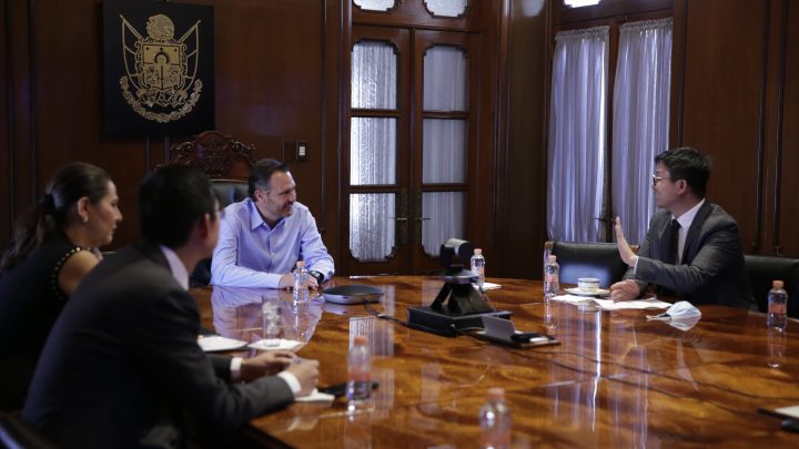 El gobernador del estado, Mauricio Kuri González, se reunió en Palacio de la Corregidora con ejecutivos de Huawei.