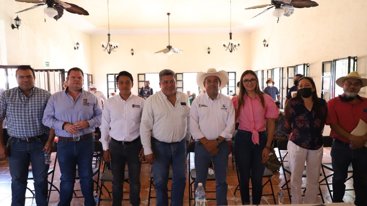 El secretario de Desarrollo Agropecuario (SEDEA), Rosendo Anaya Aguilar, se reunió con integrantes de la Unión de Productores Acuícolas y Pesqueros.