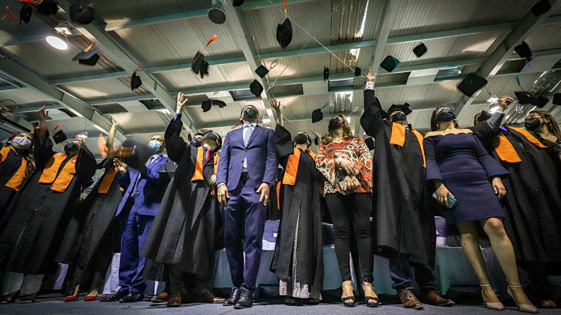 El rector de la Universidad Tecnológica de San Juan del Río (UTSJR), Fernando Ferruscca Ortiz encabezó la ceremonia de entrega de constancias de culminación de estudios para 594 egresados.