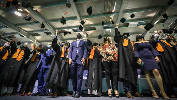 El rector de la Universidad Tecnológica de San Juan del Río (UTSJR), Fernando Ferruscca Ortiz encabezó la ceremonia de entrega de constancias de culminación de estudios para 594 egresados.